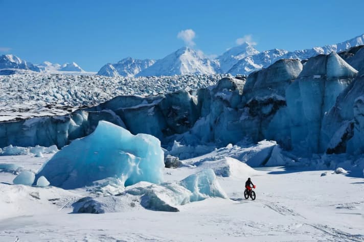Im Kink-Gletscher, Alaska, mit Spikes unterwegs sein
