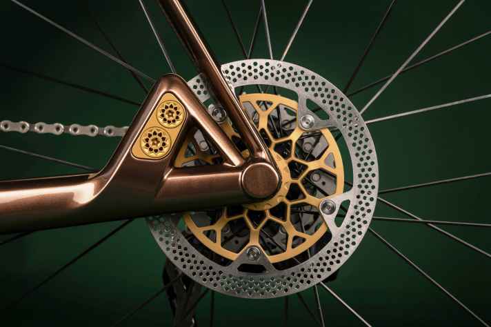 tour/jlaverack-aston-martin-1r-10_d0821f53d6020a3a195b08274c262183