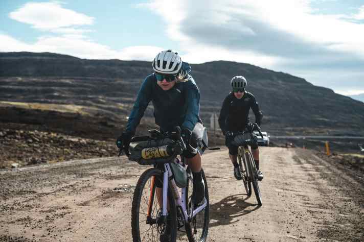 Sturm bläst die Radler fast von der Piste. Irgendwann ist Schieben nicht langsamer als Fahren
