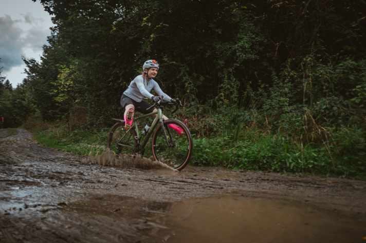 Spaß im Schlamm beim Testride des Schwalbe G-One RX Gravelreifens