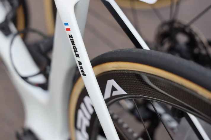 Cofidis fährt traditionell schmal: Axel Zingle wagt sich gar mit 25 Millimeter schmalen Schlauchreifen auf die Strecke