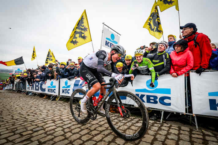 Tadej Pogacar auf dem Weg zum Sieg bei der Flandern-Rundfahrt 2023