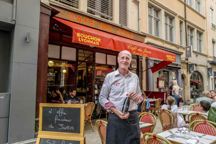 Hier wird Wein stilvoll serviert: Das traditionelle Bouchon „Cafe de Jura“