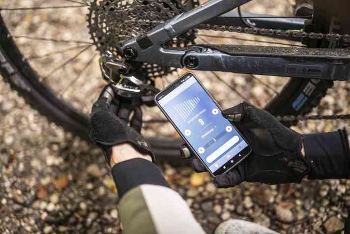 Das Feinjustieren der Gangsprünge lässt sich bequem über die App oder wie auch bei Sram über eine Tastenkombi am Schalthebel erledigen