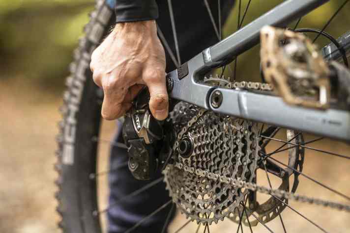 Die Spannfeder lässt sich nicht mehr wie der alte Reibungsdämpfer deaktivieren. Das erschwert den Laufradausbau bei Shimanos XTR Di2.
