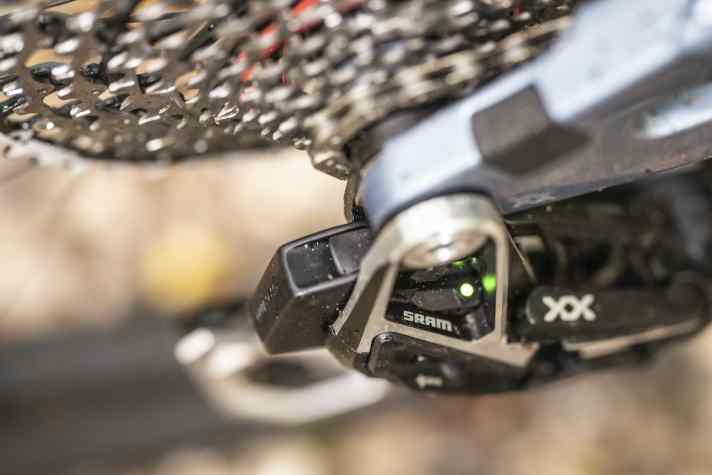 Der Sram-Akku ist dem Schmutz mehr ausgesetzt, aber leichter im Handling. Der Akkustand wird über eine LED automatisch angezeigt. Bei Shimano lässt sich der Akkustand nicht automatisch ablesen