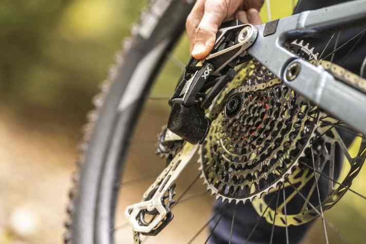 Legt man bei Sram den Cage Lock ein, lässt sich das Laufrad sehr leicht entnehmen