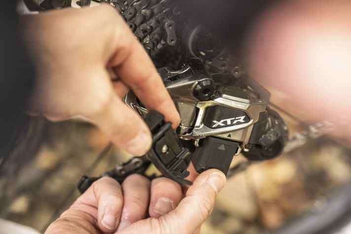 Der Akku sitzt bei Shimano geschützt im Parallelogramm, lässt sich aber nur fummelig entnehmen