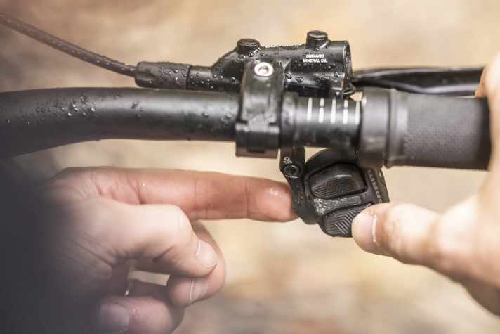 Srams Pod Controller ist kompakt, leicht und sehr knackig vom Schaltgefühl her. Die Wege für den Daumen sind besonders kurz