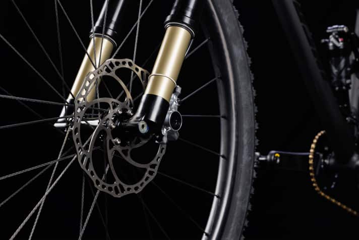 Die 120 Millimeter Federweg vorne stellt die leichte Intend Samurai XC Upside-Down-Gabel zur Verfügung.