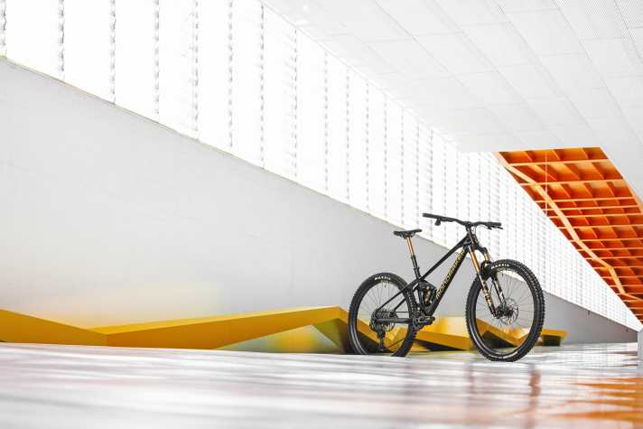 Im aktuellem Mondraker Foxy Carbon stecken 20 Jahre MTB-Entwicklung. Die Forward-Geometrie war ihrer Zeit voraus.