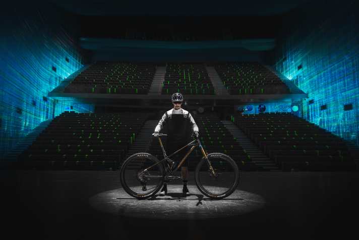 Zum 20. Jubiläum gehört die Manege der Sonderversion des Mondraker Foxy Enduros.