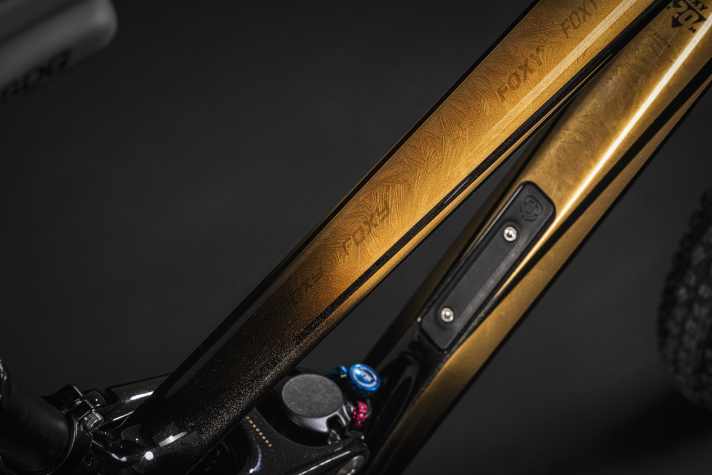 Zum 20. Jubiläum beschenkt Mondraker das Foxy mit einer goldenen Sonderlackierung, die von Hand aufgebracht wird.