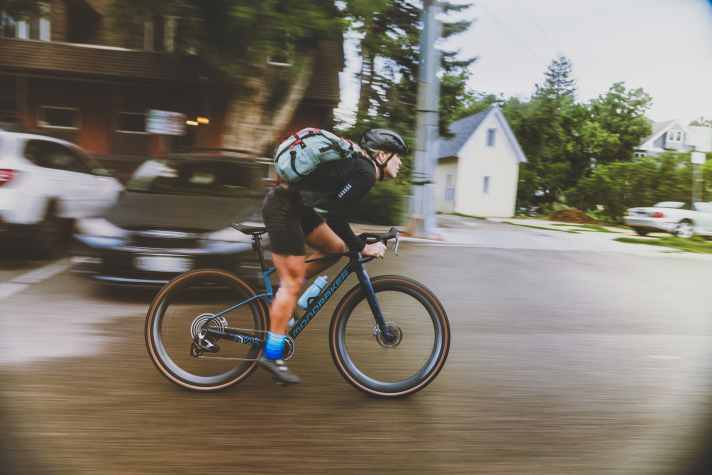 Auch als sportlich-schnelles Pendel-Bike bietet sich das neue Mondraker Arid an..