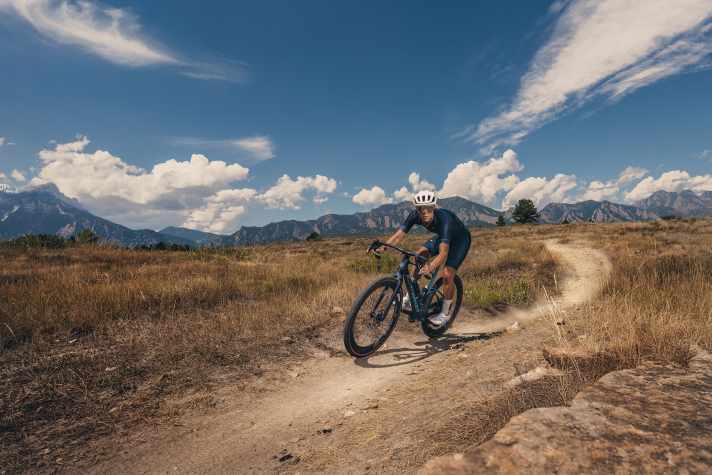 Das neue Gravelbike von Mondraker soll auch abseits befestigter Straßen eine gute Figur machen. Geometrie und Fahreigenschaften sind auf vielfältiges Terrain ausgelegt.