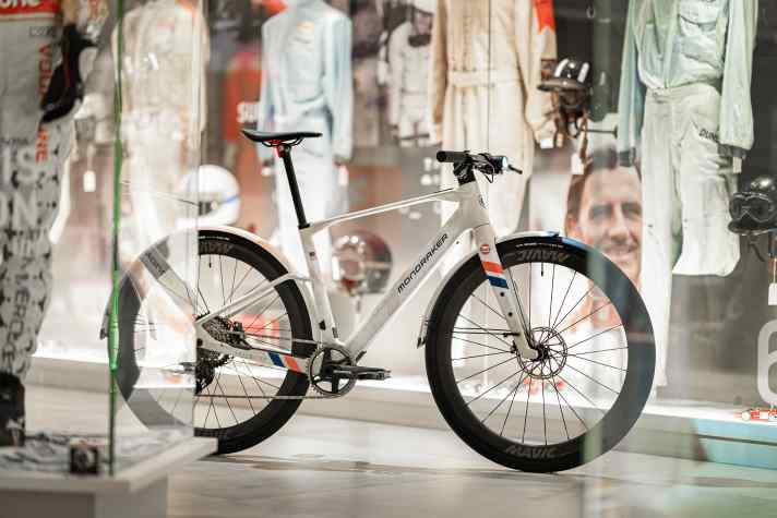 Schnittig und legendenträchtig wie ein Gulf-Rennanzug soll es sein: Das Mondraker Dusty X Unlimited Gulf Edition.