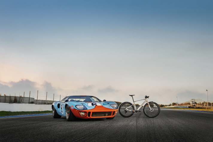 Gulf trieft nur so vor Rennsport-Charisma. Dieses Erbe will Mondraker mit der Kollaboration auch aufs Dusty X Gravelbike übertragen.