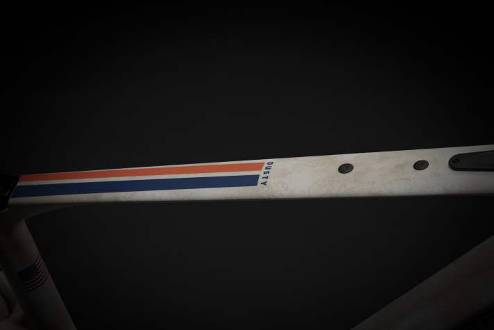 Rennstreifen machen bekanntlich schneller. Die im Gulf-Look bestimmt besonders. Auf dem Oberrohr des Mondraker Gravelbikes lässt sich eine Tasche verschrauben.