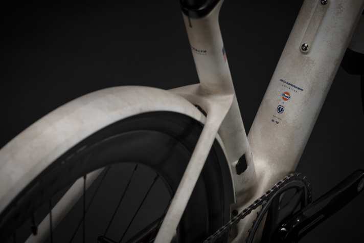 Das auf 50 Stück limitierte Carbon-Gravelbike kommt mit einer von Hand aufgetragenen Lackierung und optisch passenden Schutzblechen.