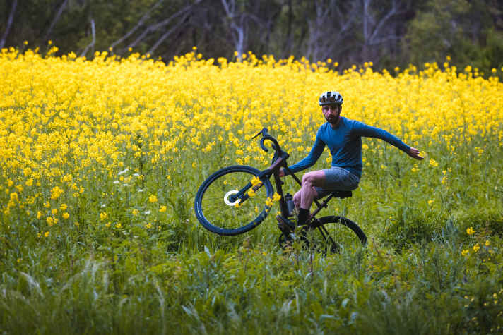 Ja, das geht auch mit dem Gravelbike: One Handed Wheelie. Ist aber sau schwer!