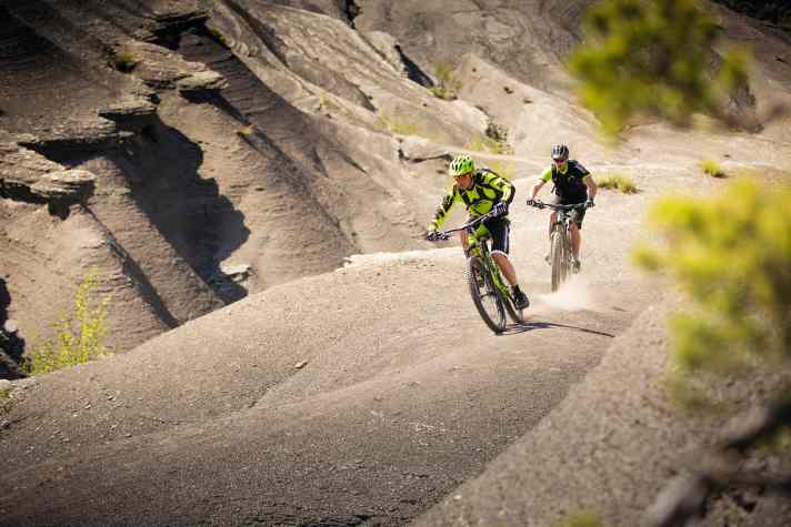 Wie ein gigantischer Pumptrack: In den schwarzen Sandsteinbuckeln bei Digne-les-Bains kann man bis zu 20 Kilometer lange Runden pumpen.