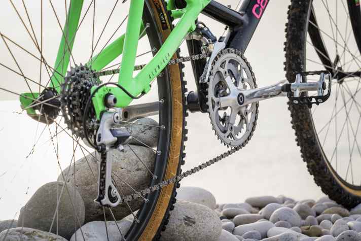 Ohne dreifach Kettenblatt konnte man 1982 noch keine Berge erklimmen. Dazu reichten auch die sechs Ritzel der ersten Shimano Deore XT nicht aus.
