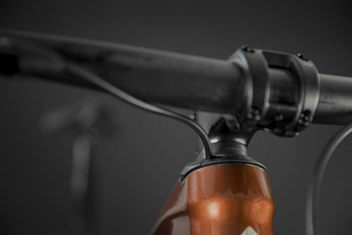 Voll im Trend: Am neuen Cross Country-Hardtail von Merida laufen die Züge durch den Steuersatz ins Rahmeninnere.