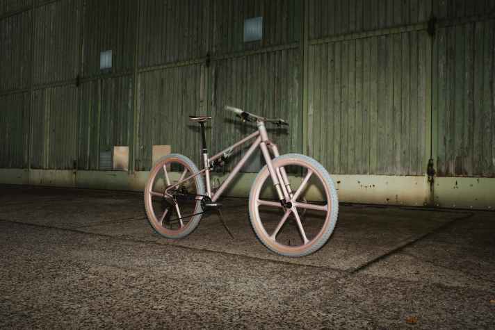 Objekt der Begierde: Bei der Cyclingworld-Messe 2024 in Dresden gewann dieses Chabo im zartrosa Coating, mit Bike-Ahead-Komponenten und Intend-Fahrwerk, den Preis für das beste Mountainbike (siehe linke Seite, rechts unten).