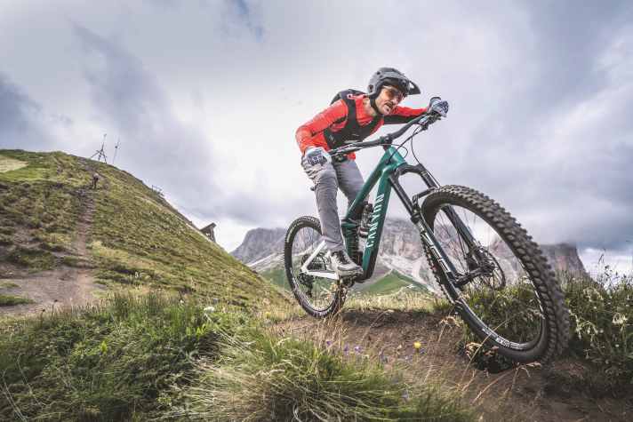 Was auf den härtesten Trails der Welt Bestand hat, taugt auch für XXL-Biker: 38-Millimeter-Gabeln, wie diese Rockshox ZEB sind besonders steif.