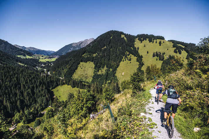 Ehrwald freut sich darauf, seine Arena-Trails einem internationalen Transalp-Teilnehmerfeld zu präsentieren. Foto: Markus Greber/Skyshot