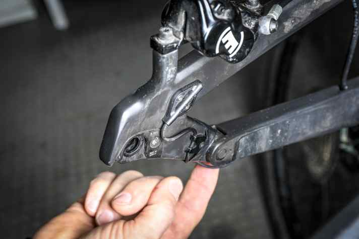 Achtung auf zu straff sitzende Kabel zum Speedsensor. Bei Biegebelastung am Horstlink droht Kabelbruch. Ein Effekt, den wir auch schon bei anderen Bikes mit Shimano-Antrieb folgenschwer erlebt haben, denn das Kabel ist sehr dünn.