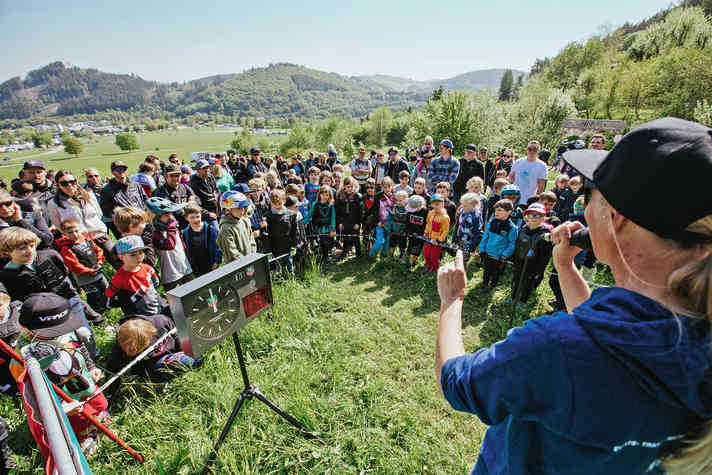 Sabine Oswald weiß, wie sie junge Mountainbiker motivieren kann. Sie und ihr Team sind ausschlaggebend für den kindgerechten Charakter der Kids-Cup-Rennen.