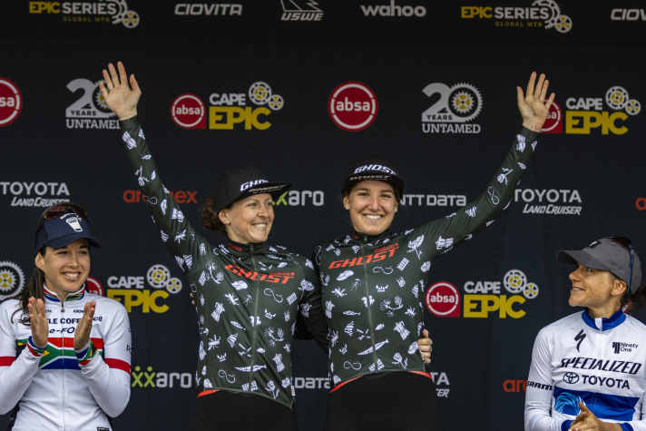 Zwei glückliche Gewinnerinnen: Die XC-Spezialistinnen Anne Terpstra (links) und Nicole Koller (rechts) auf dem Treppchen des Cape Epic.