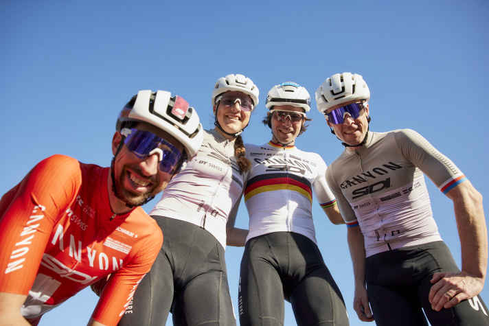 Das Canyon Sidi Team noch vier-köpfig: Wer bildet mit wem ein Zweier-Team? Teamchef Hynek kann sich noch nicht entscheiden.