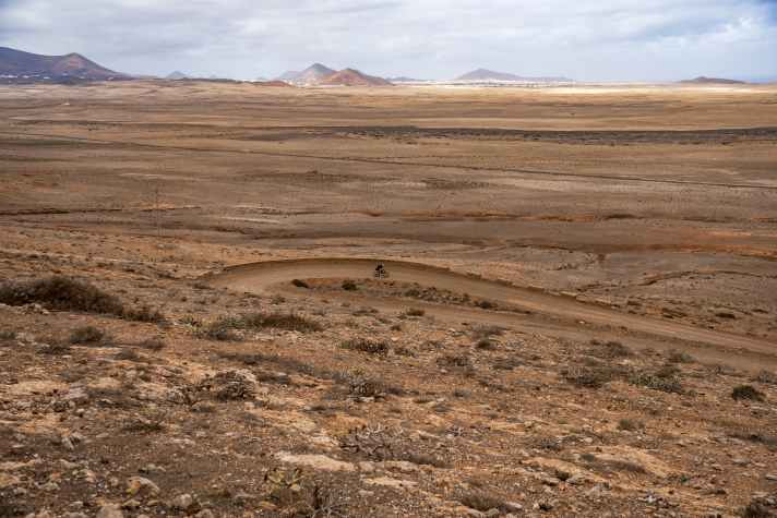 Fuerteventura ist ein Surfer-Mekka. Abseits der Strände und Ortschaften sollte man genügend Proviant dabei haben.