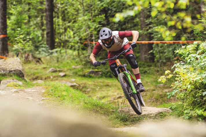 Neben Fox und Rockshox stellt auch DVO fürs Modelljahr 2025 eine neue Enduro-Gabel mit 38er-Standrohren vor. Wie sich die DVO Onyx D1 im Vergleich zu den Platzhirschen wohl schlägt?