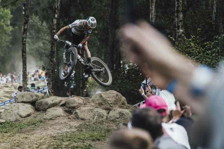 Und das ist nur die Worldcup-Cross Country-Strecke: Selten, dass ein Nino Schurter während eines Rennens die Konkurrenz vergisst und in reine Spaß-Moves investiert.