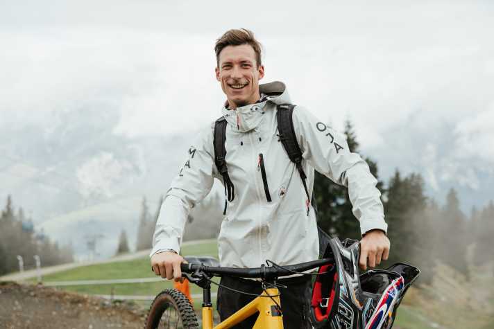 Hat immer gute Laune und die besten Tipps, wie man auch engste Kehren stylisch durchzieht: Jasper Jauch.