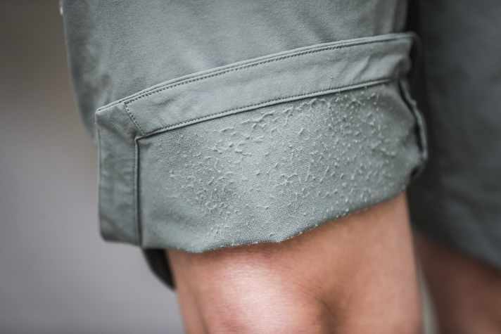 Bei der Verarbeitung hätten wir bei diesem Preis mehr erwartet. Der Stoff an der Innenseite der Knie ist den Klettverschlüssen der Schoner nicht gewachsen. Schon nach wenigen Wäschen pillt die Hose stark.
