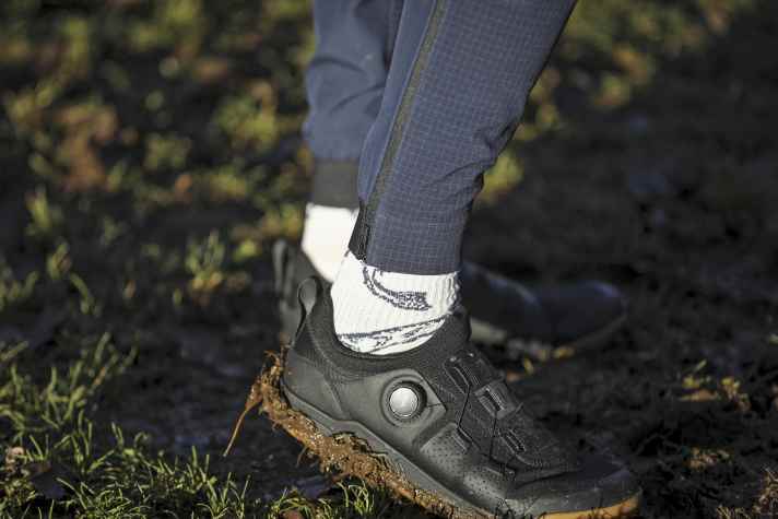 Selbst mit hochgeschnittenen Winterschuhe klafft zwischen Hose und Schuhe eine Lücke - hier wird’s kalt und nass