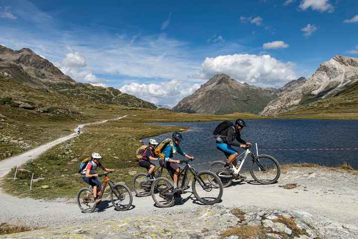 Die erste Etappe startet mit dem langen, aber flachen Anstieg zum Bernina-Pass.