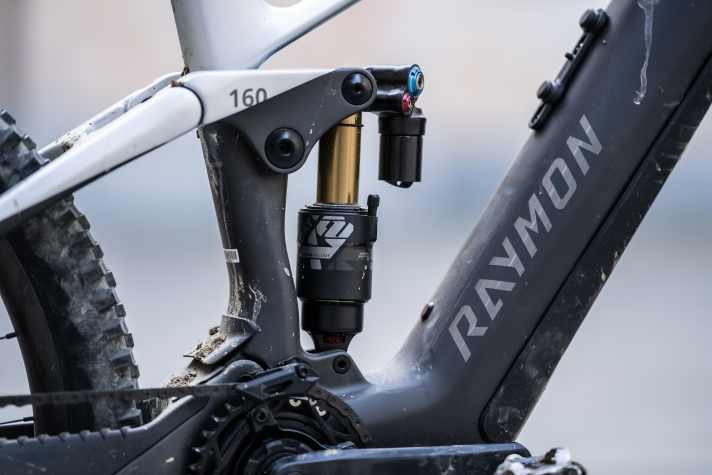Im Hinterbau des Raymon Tarok steckt ein Fox X2 Factory Luftdämpfer mit allerlei Einstell-Optionen. 160 Millimeter Federweg liegen an