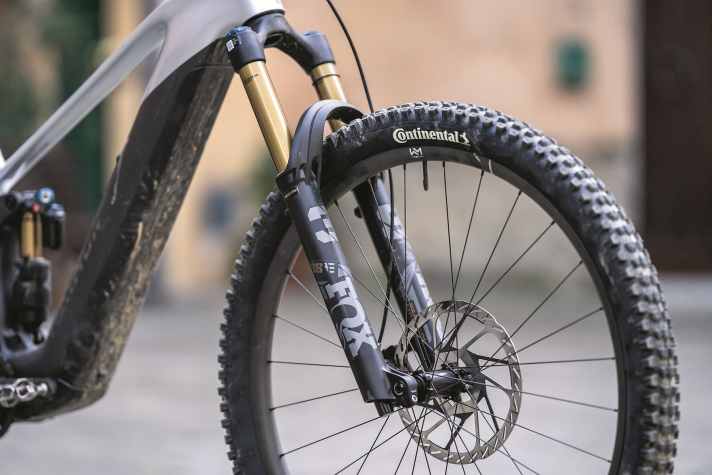 Das Raymon Tarok wird von einer mächtigen Fox 38 mit 160 Millimetern Federweg angeführt. Für mehr Reserven würde dem Bike auch eine 170er gut stehen.