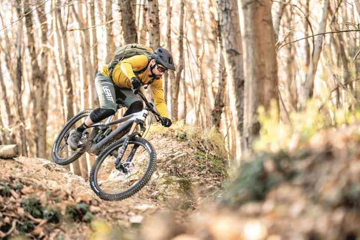 Wir konnten das Raymon Tarok Ultra und den neuen ZF CentriX nicht nur im Labor, sondern auch auf angemessenen Enduro-Trails in Finale Ligure testen.