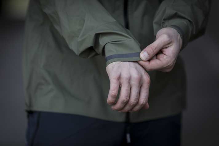 Die langen Ärmel mit Reflex-Streifen reichen easy über die Handschuhe