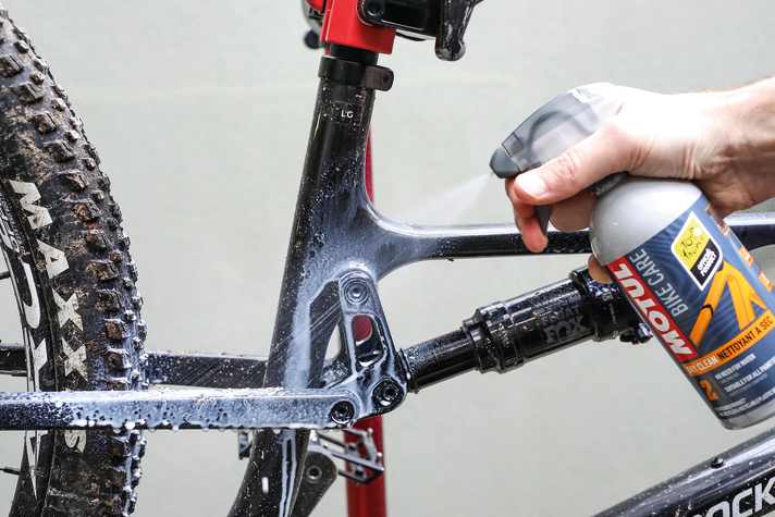 Ist der Antrieb abgespült, könnt ihr das restliche Bike mit Fahrradreiniger shampoonieren