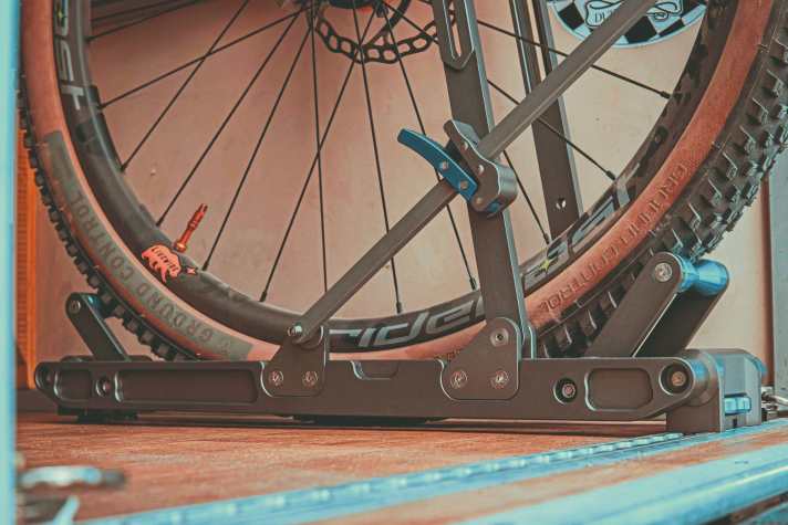 Edle und stabile Halterung für den Innenraum. Schöner kann man seine Bikes kaum transportieren