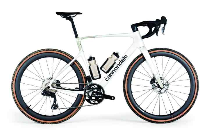 Rennbereit: Gravel-Look für Racer: aerodynamische Rahmen-Silhouette, hohe Felgen, breite Reifen mit relativ feinem Profil.