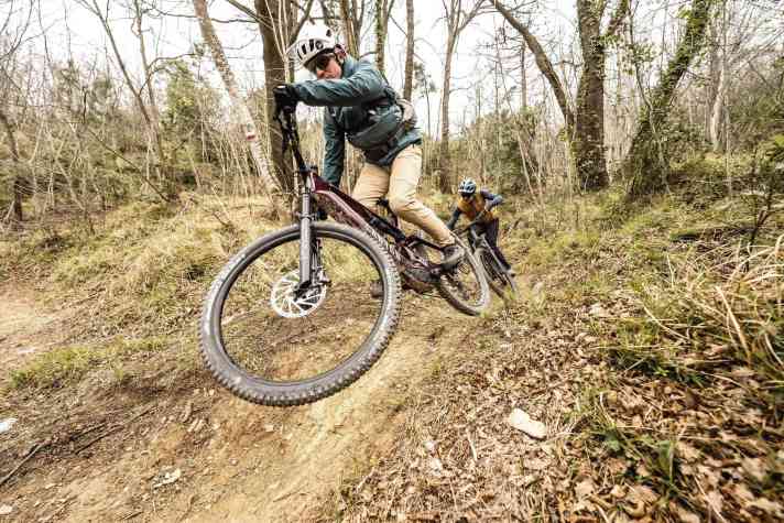 Auf flachen und engen Trails beweist das Neuron:Onfly auch im günstigsten Trimm Light-Qualitäten. Es fährt sich natürlicher und leichtfüßiger als vergleichbar teure Power-E-MTBs.