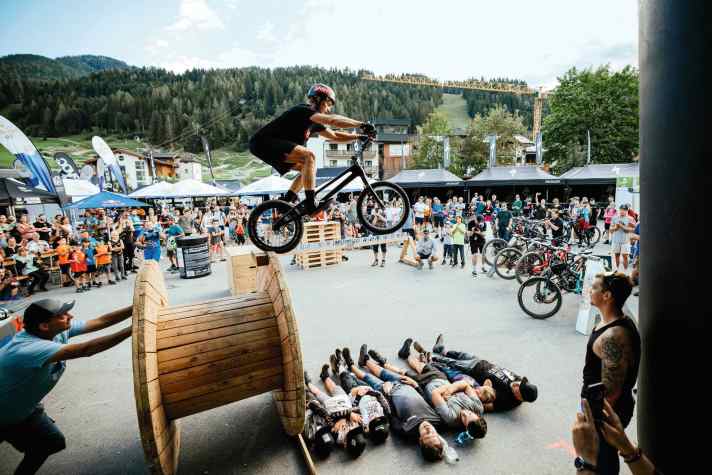 Saison-Finale beim BIKE Festival in Saalfelden Leogang am 12. bis 14. September 2025. Hier hopst Trial-Star Gabriel Wibmer über sieben Freiwillige.